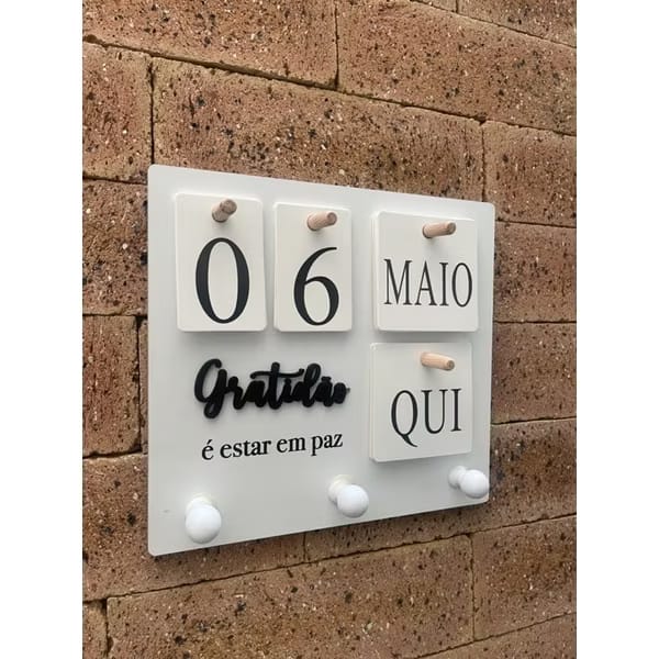 Calendário Decorativo de Parede com Portas Chave