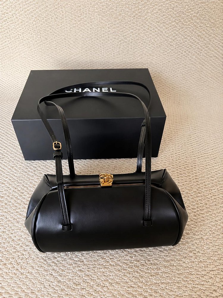 Bolsa Chanel em Couro Preto Frame clasp