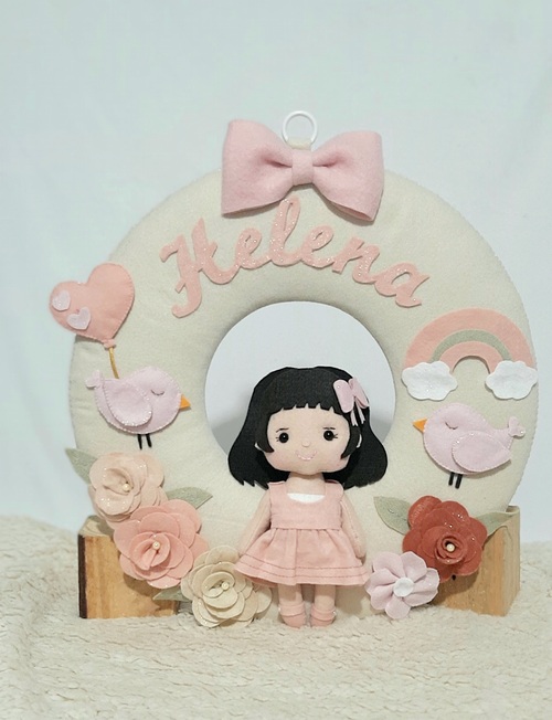 Guirlanda Decorativa de Feltro Menina com Flores