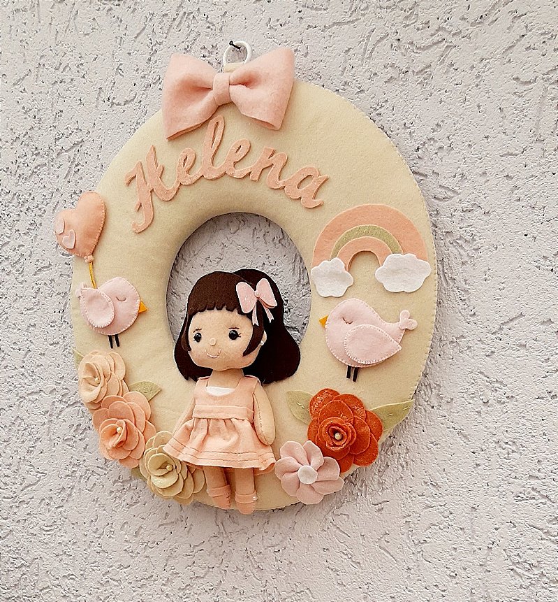 Guirlanda Decorativa de Feltro Menina com Flores