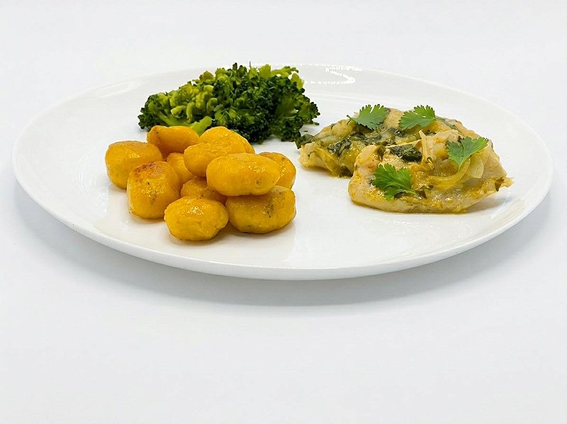 Tilápia ao Curry com nhoque de banana da terra e brócolis no vapor