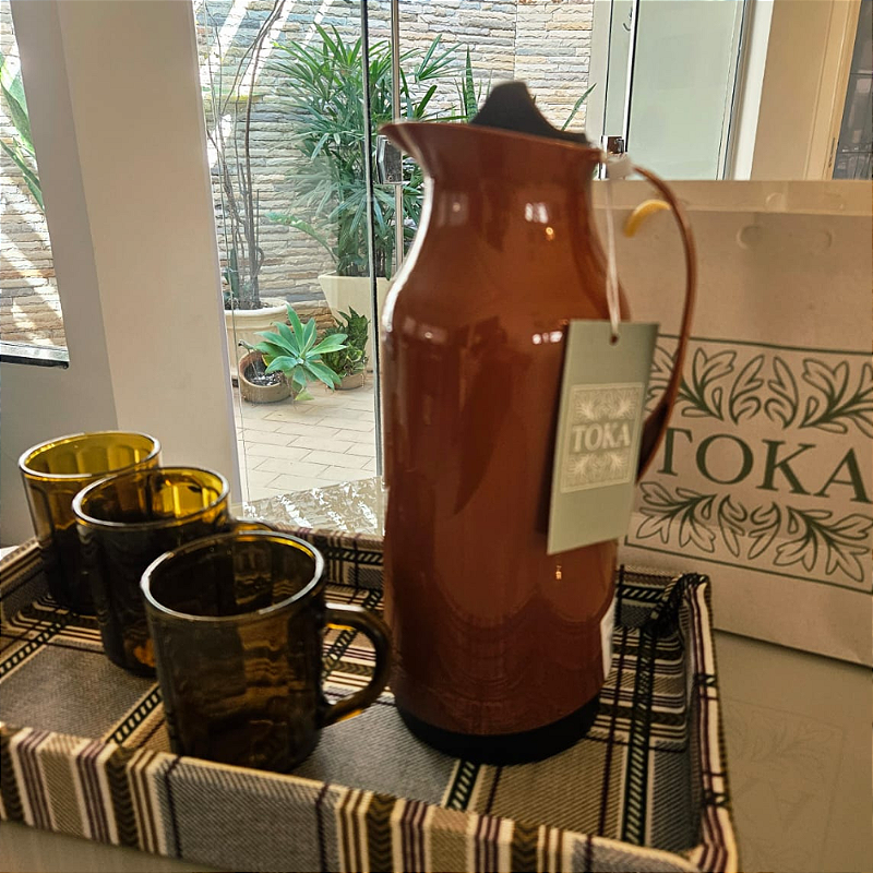 KIT CAFÉ CANECA XADREZ - COM GARRAFA TÉRMICA E CANECAS ÂMBAR | 5 PEÇAS