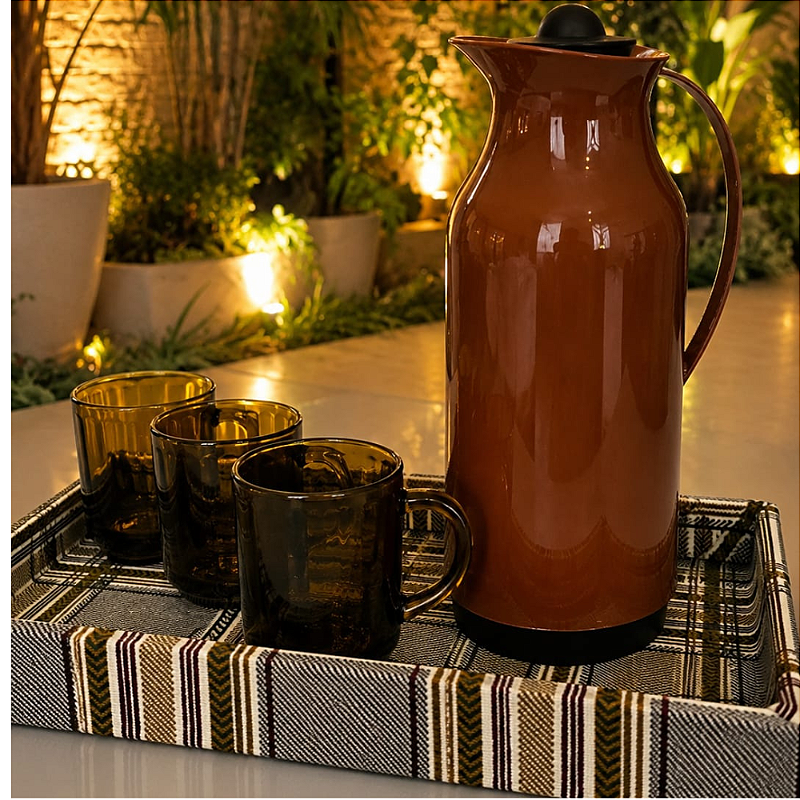 KIT CAFÉ CANECA XADREZ - COM GARRAFA TÉRMICA E CANECAS ÂMBAR | 5 PEÇAS