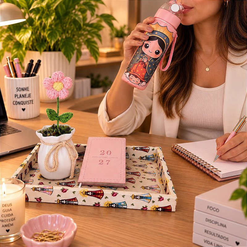 BANDEJA ORGANIZADORA ESCRITÓRIO NOSSA SENHORA - COM GARRAFA SQUEEZE, AGENDA 2027 E VASO DECORATIVO COM FLOR ARTESANAL | 4 PEÇAS