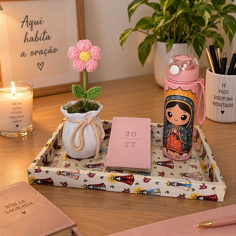 BANDEJA ORGANIZADORA ESCRITÓRIO NOSSA SENHORA - COM GARRAFA SQUEEZE, AGENDA 2027 E VASO DECORATIVO COM FLOR ARTESANAL | 4 PEÇAS