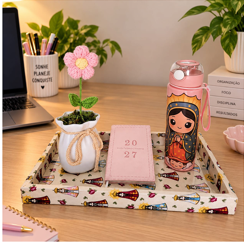 BANDEJA ORGANIZADORA ESCRITÓRIO NOSSA SENHORA - COM GARRAFA SQUEEZE, AGENDA 2027 E VASO DECORATIVO COM FLOR ARTESANAL | 4 PEÇAS