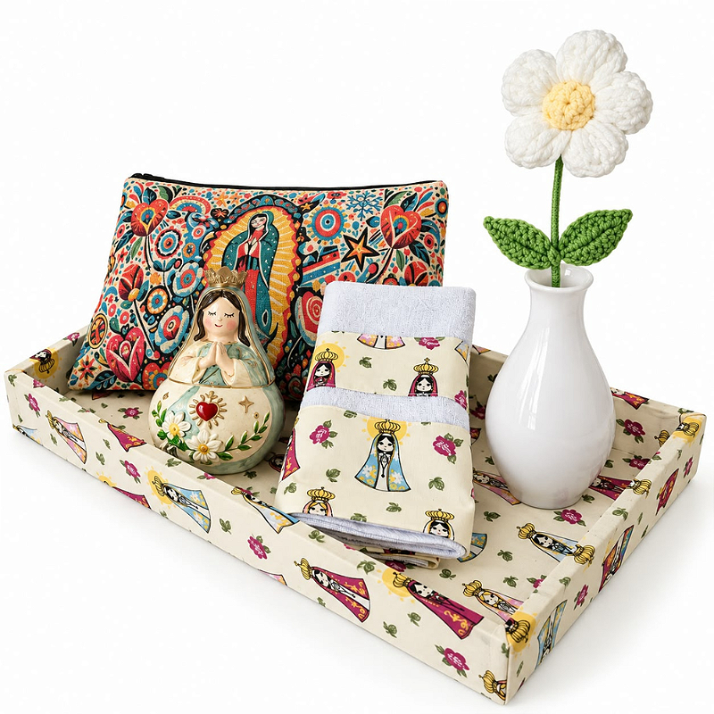 BANDEJA ORGANIZADORA NOSSA SENHORA - COM NECESSARIE, PANO DE COPA, VASO DECORATIVO COM FLOR ARTESANAL, ENFEITE EM CERÂMICA COM TAMPA | 6 PEÇAS