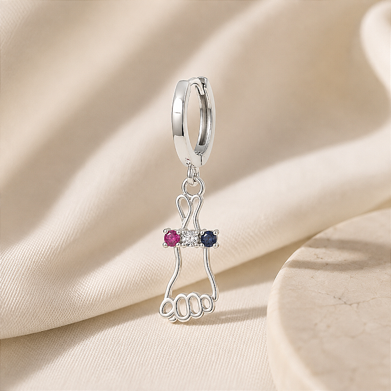 Brinco Argola Click com Pingente Figuinha e Cristais Coloridos Banhado a Prata