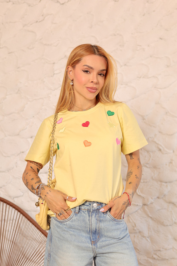 Tshirt Bordada Corações Contornos Coloridos