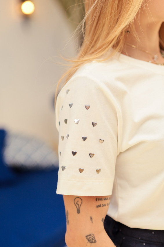 Tshirt Corações Mangas Aplicação Off