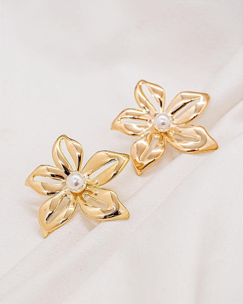 Brinco Flor 5 Pétalas Miolo Pérola