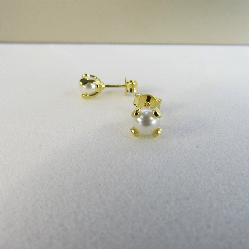 Brinco Pequeno de Pérola Trabalhado Banhado em Ouro 18k