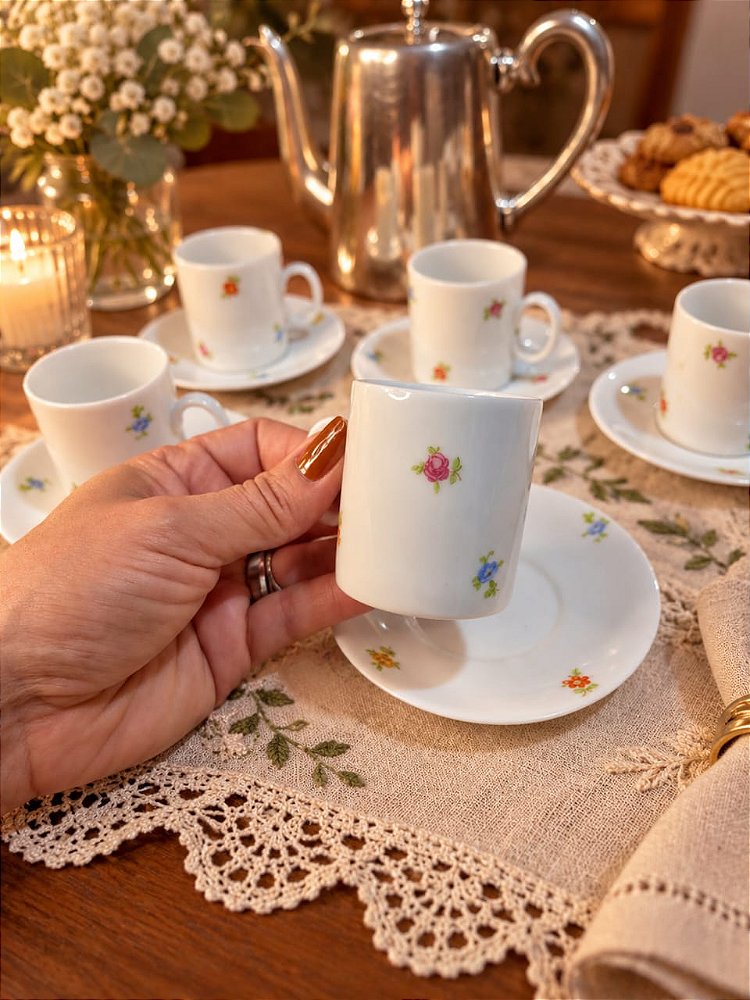 Conjunto Vintage Floral de 5 Xícaras com Pires – Porcelana Renner