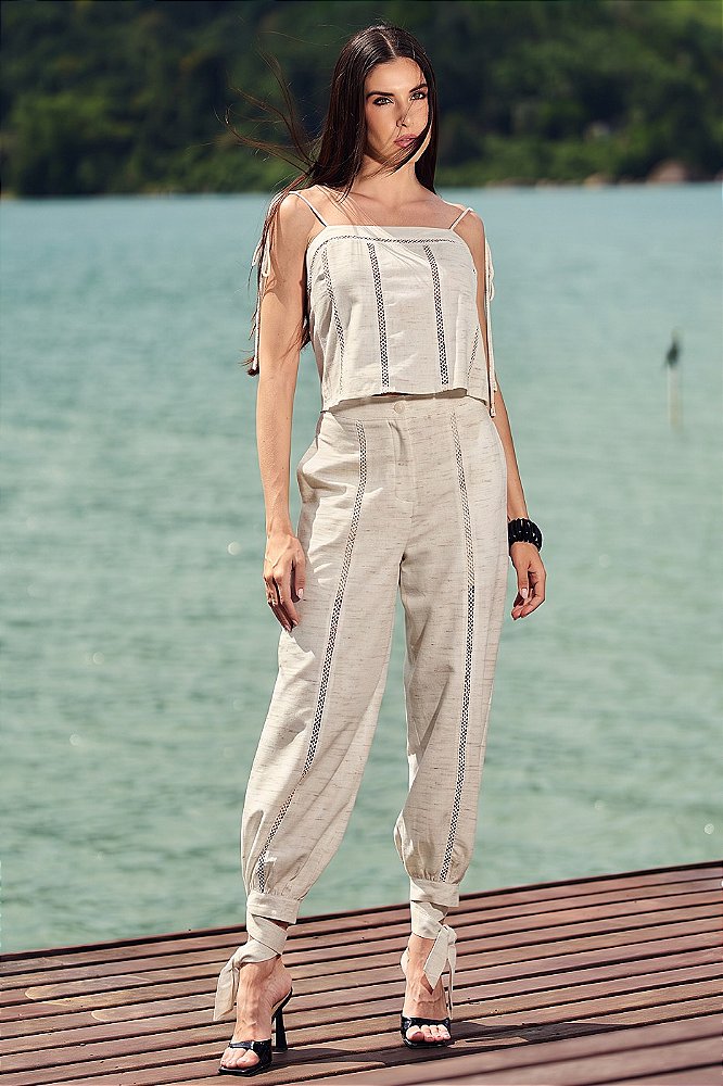 Conjunto Linho Blusa com Entremeio Renda e Alça Cordão com Calça Aladim