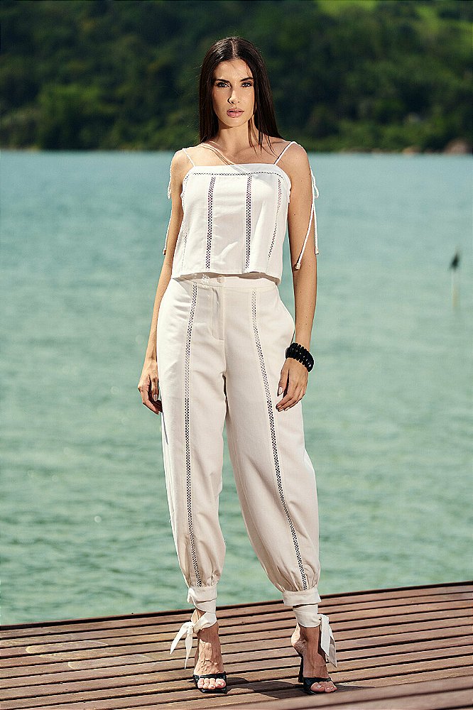 Conjunto Linho Blusa com Entremeio Renda e Alça Cordão com Calça Aladim