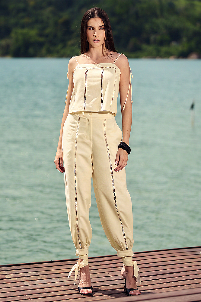 Conjunto Linho Blusa com Entremeio Renda e Alça Cordão com Calça Aladim