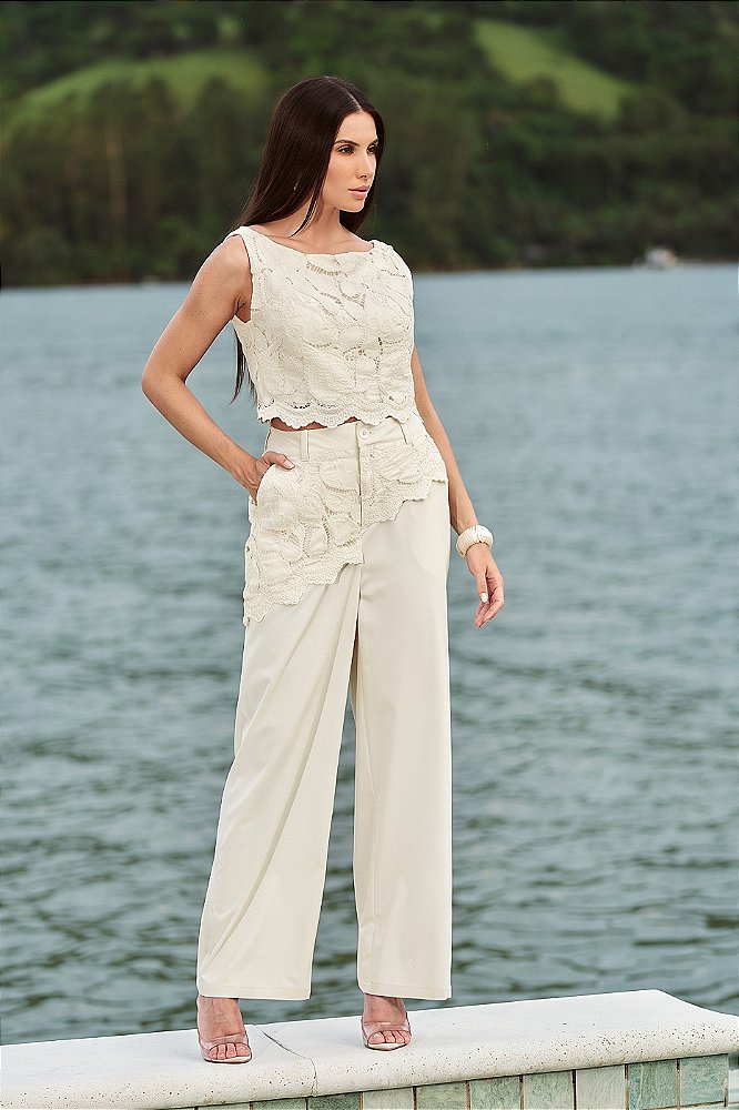 Conjunto Blusa Laise e Calça Alfaiataria com Detalhe Laise