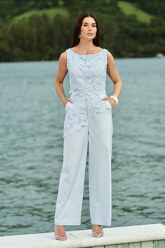 Conjunto Blusa Laise e Calça Alfaiataria com Detalhe Laise