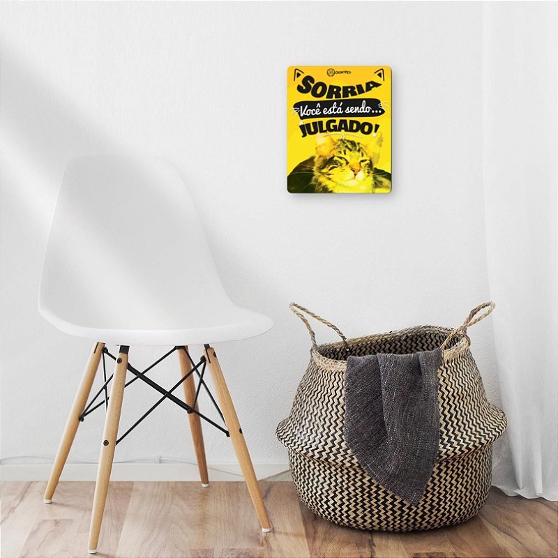 Placa Decorativa - Sorria, você está sendo julgado