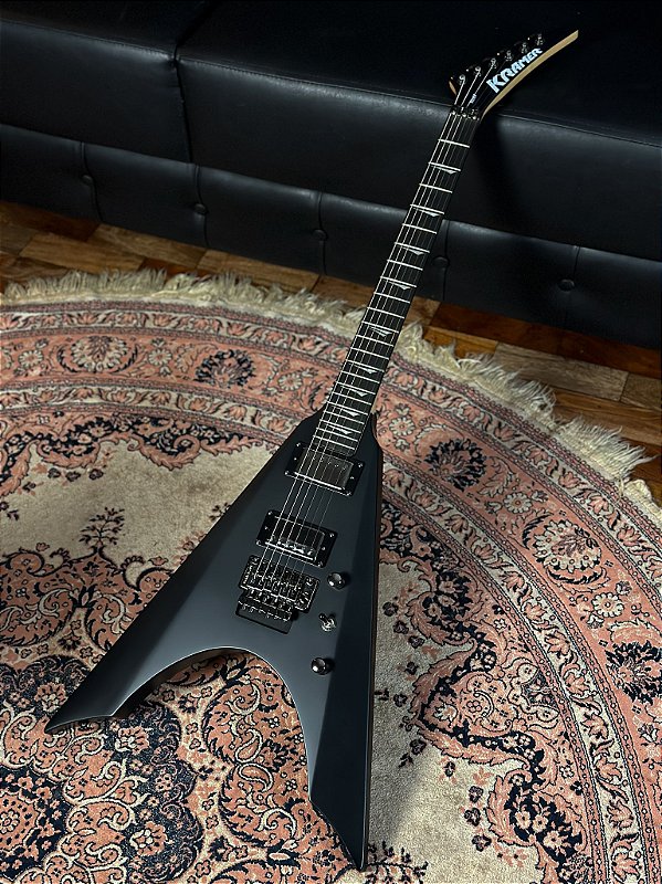Guitarra Kramer Nite V FR - Satin Black - Floyd Rose - Flying V