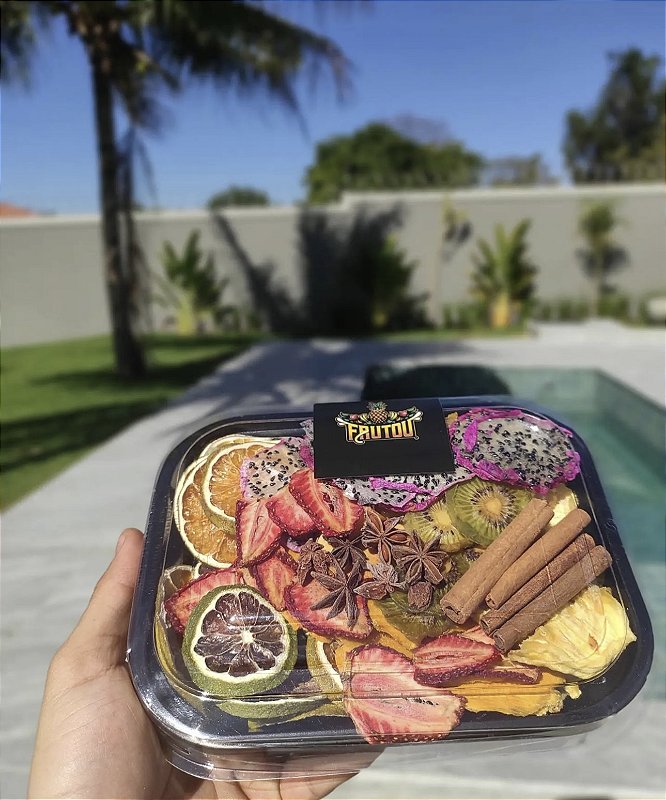 Bandeja Frutou Drinks com laranja, limão, pitaia, morango, canela e anis estrelado