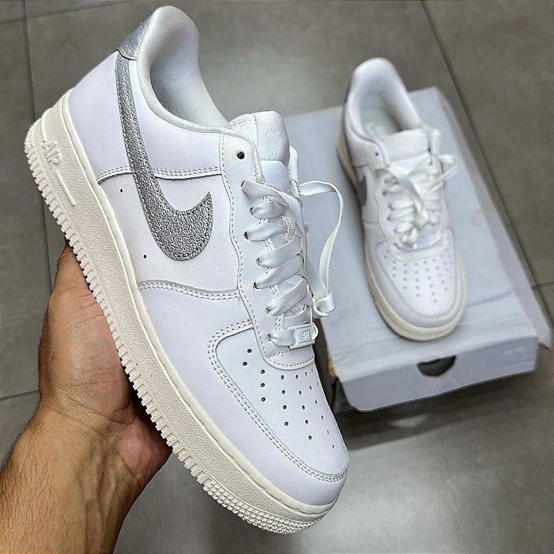 TÊNIS NIKE AIR FORCE 1 LOW SUMMIT WHITE METALLIC SILVER SAIL