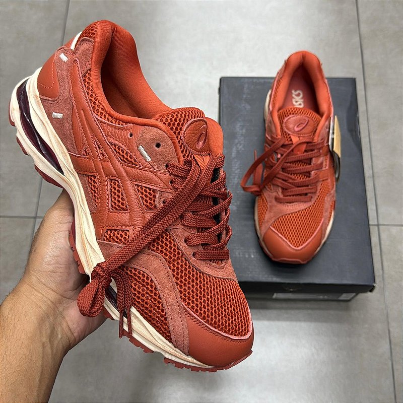 TÊNIS DENIM TEARS X ASICS GEL-MC PLUS BURNT OCHRE (COMPLETO