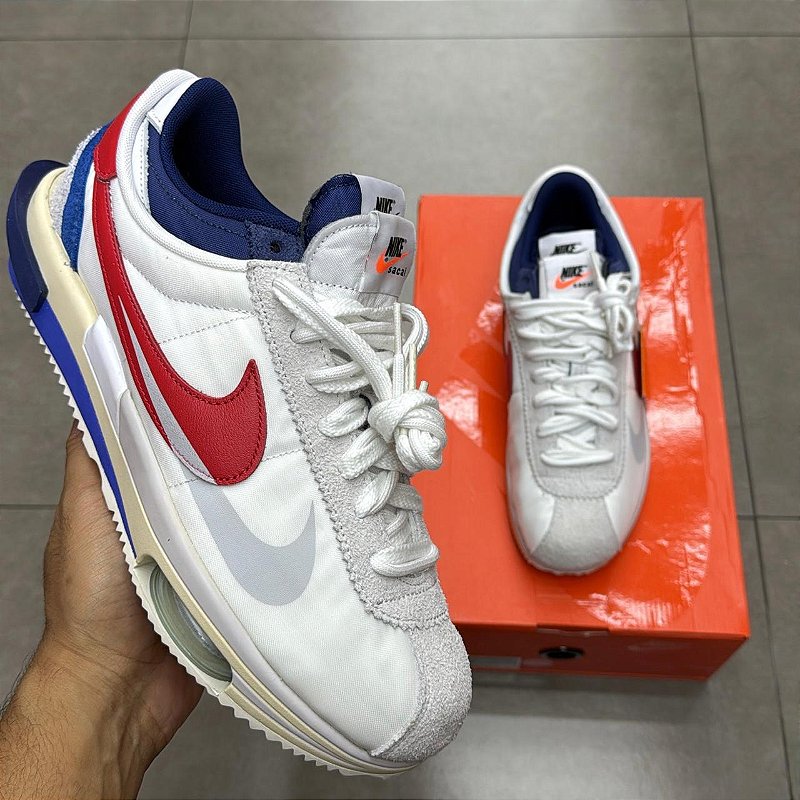 TÊNIS SACAI X NIKE ZOOM CORTEZ WHITE AND UNIVERSITY RED (COMPLETO