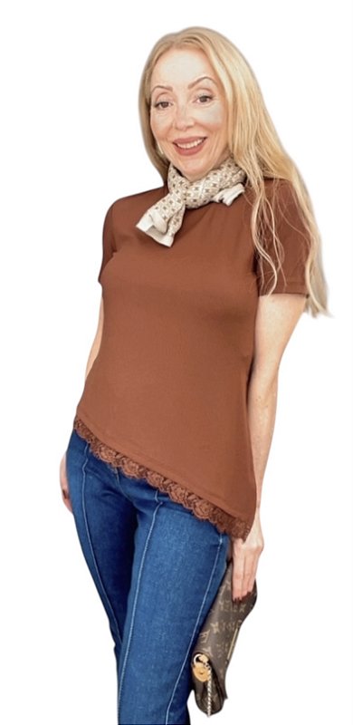 T-Shirt Assimétrica Renda Malha Rib