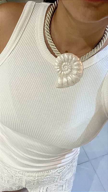 Colar corda caracol resina