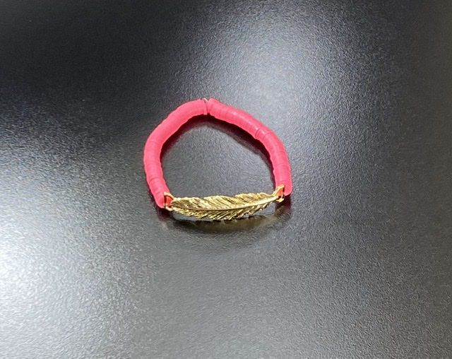 Pulseira borrachinhas rosa pena dourada