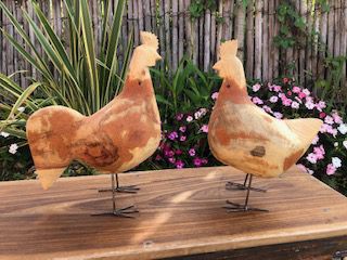 Duas  esculturas em madeira rústica representando galo e galinha, 40x26 cm de altura