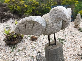 Escultura em pedra apicuada representando grande pássaro, mede 40x90x54 cm de altura