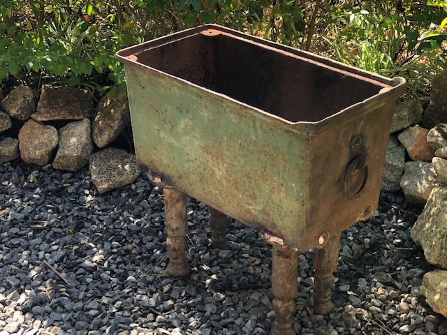 Lenheiro, Antiga caixa em ferro com pés em ferro fundido, restos de policromia verde, pegadores em argolas em ferro,