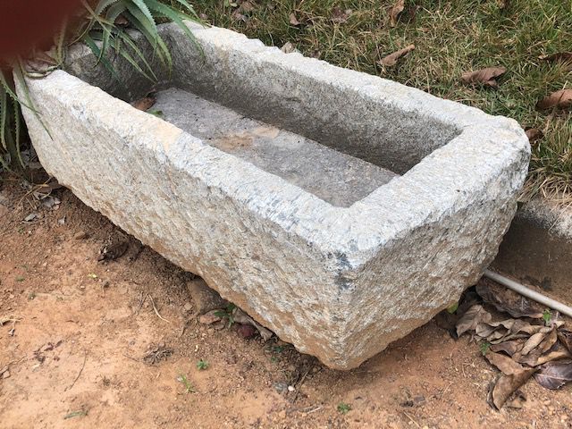 Fonte de água esculpida e apicuada em pedra rustica, retangular de grossa espessura, com saída de água, pode ser usada como cuba