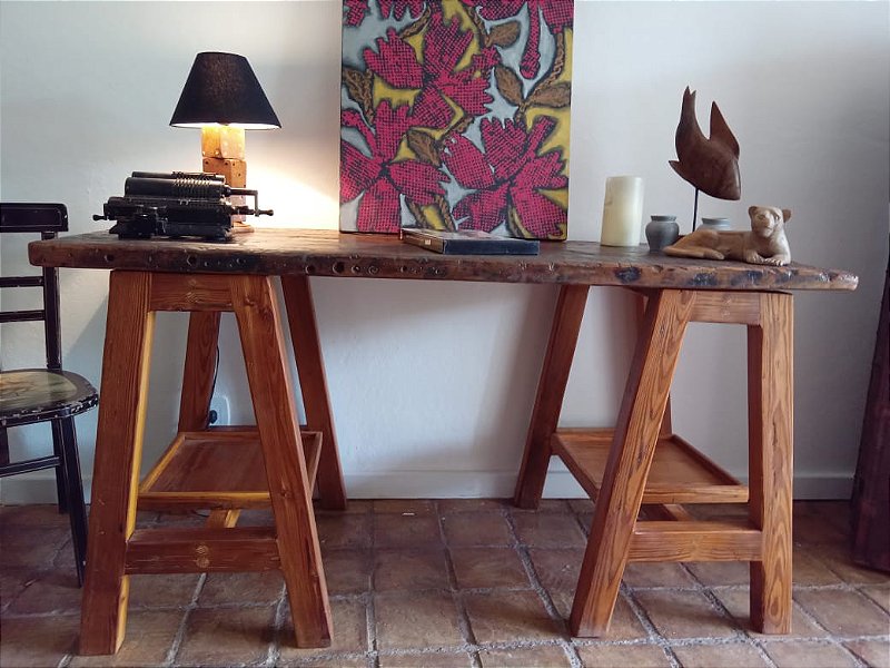 Mesa rústica em madeira nobre com tampo antigo, bases em cavalete em pinho de riga, duas bandejas em pinho de riga, impecável
