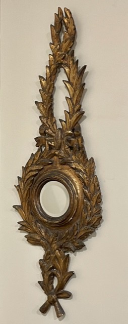 Antigo espelho com linda moldura toda entalhada , bromida a ouro, mede 1 metro x 36 largura