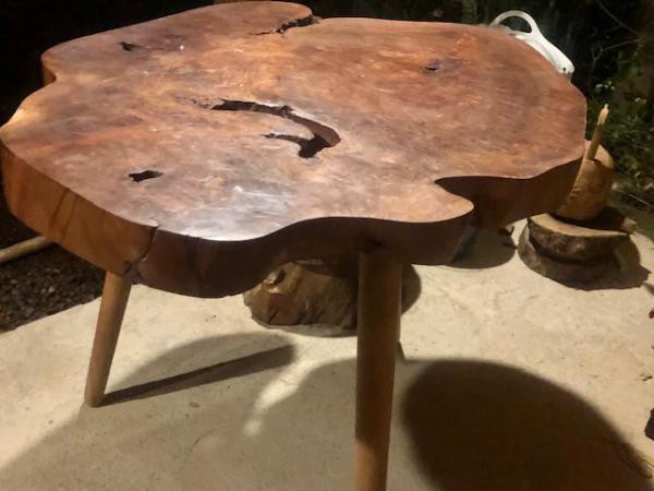 Maravilhosa mesa montada com tronco de madeira com 3 lindos pés designer , mede 1,10x90x75 cm de altura