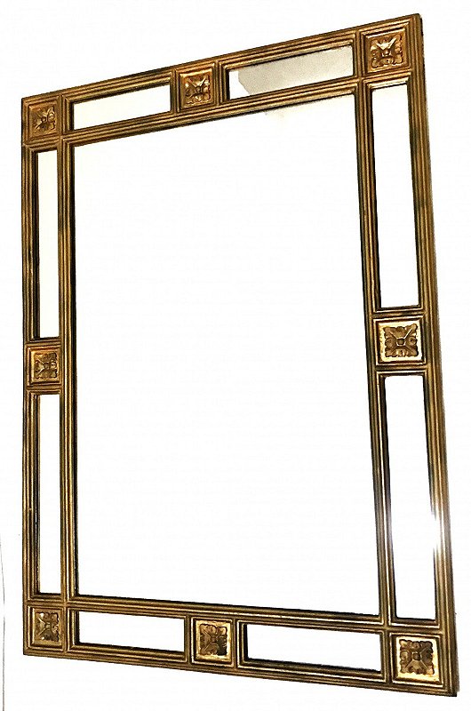 Antigo e lindo espelho em ferro com moldura em patina dourada. Mede 96x 59cm