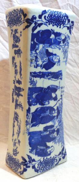 Travesseiro em porcelana chinesa, no formato de vaso decorado com personagens, na tonalidade azul índigo sobre fundo branco. Séc. XX. Medidas: 11 x 29 x 08 cm.