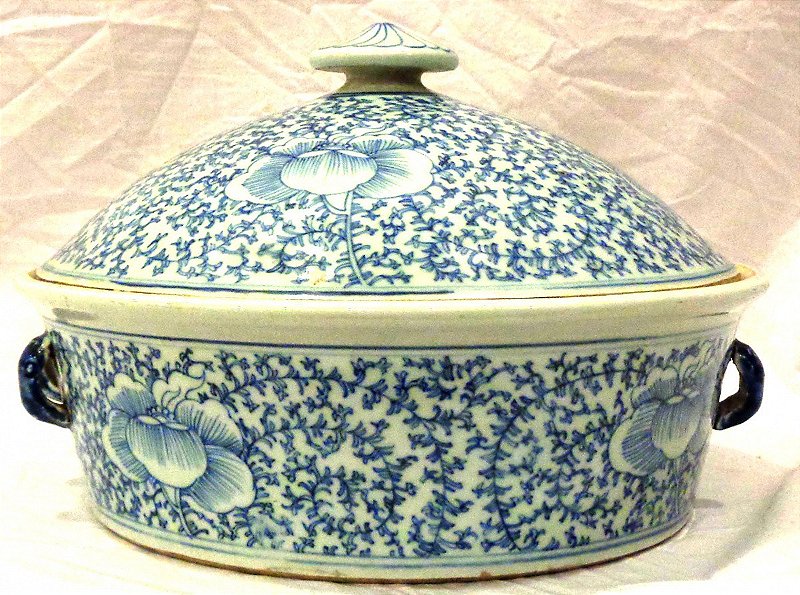 Antiga Legumeira com tampa em rica porcelana chinesa, decorada com arabescos e flores em azul índigouderglaze sobre fundo branco, Medidas: Alt. 16 cm x Diâm. 24 cm. Peça de coleção
