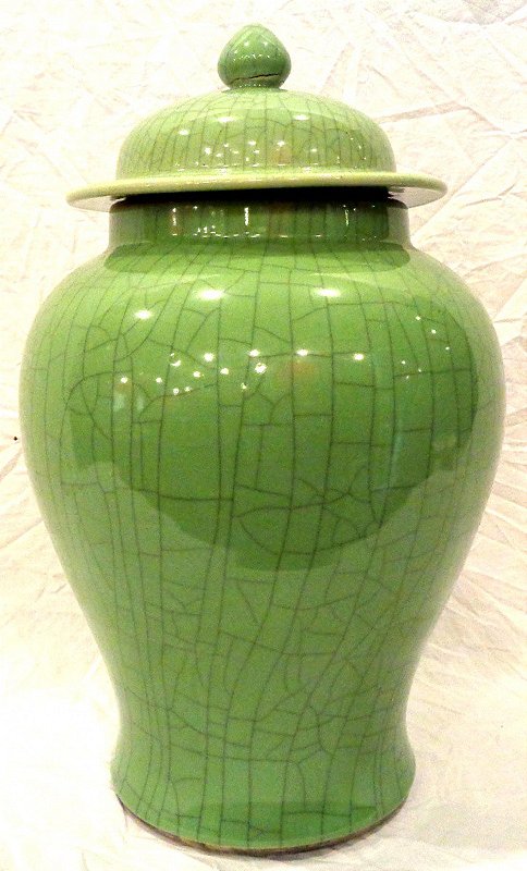 Antigo Potiche de formato balaústre em porcelana chinesa decorado em verde celadon craquelê. Peça de colecionismo, Medidas: Alt. 44 cm