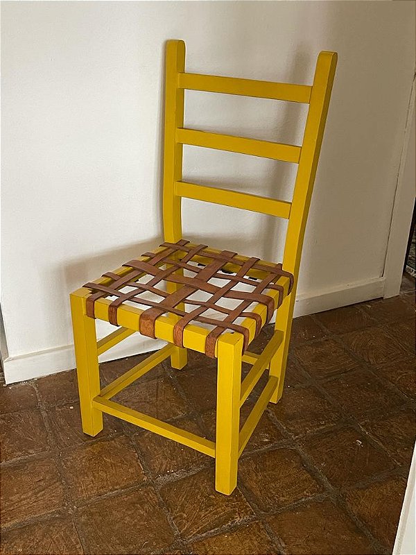 Cadeira em madeira na cor amarela com assento em tiras de couro natural