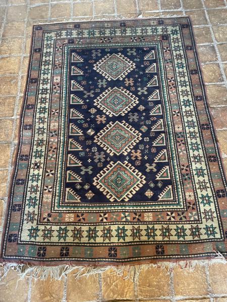 Lindo e raro tapete persa com quatro medalhões, medindo 194 cm x 138 cm.