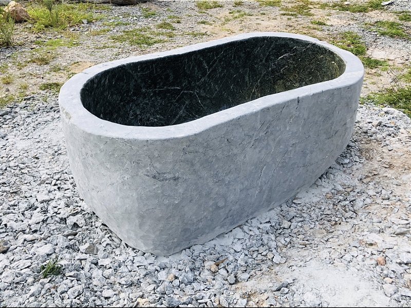 Maravilhosa banheira em pedra sabão, pode ser usada como jardineira ou cooler de bebida, nunca usada, polida por dentro , com furação para saida de água . mede 2 metros