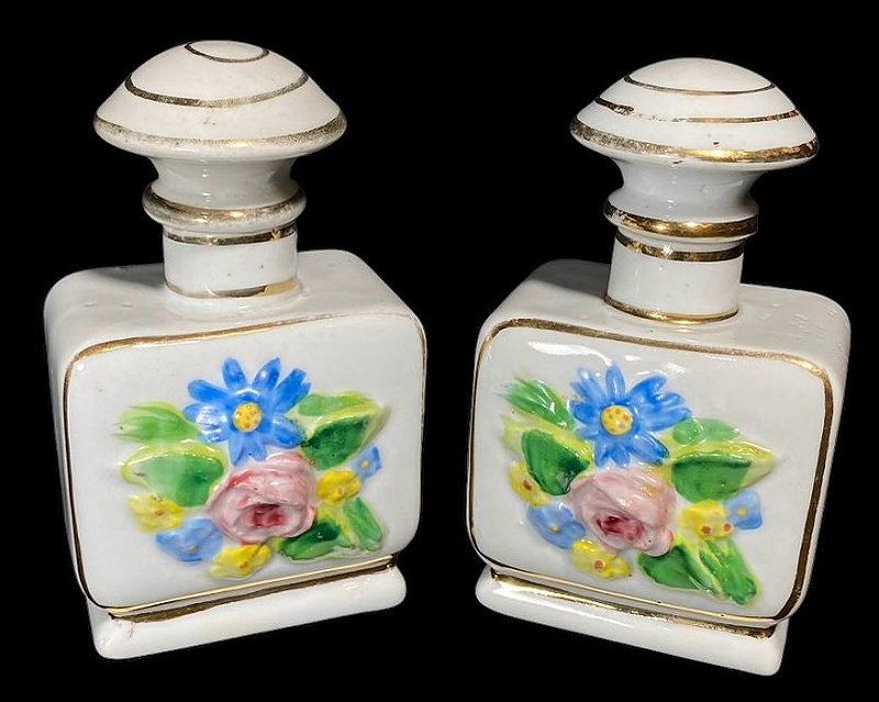 VIEIRA DE CASTRO - Elegante e antigo par de perfumeiros Arte Deco, anos 50, em porcelana finamente policromada, realçados a ouro, com decoração Floral. Med 14 cm.