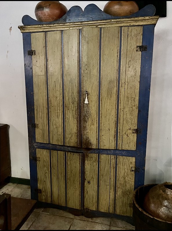 Antigo e maravilhoso armário , guarda roupas, em madeira nobre com restos de policromia azul e amarelo