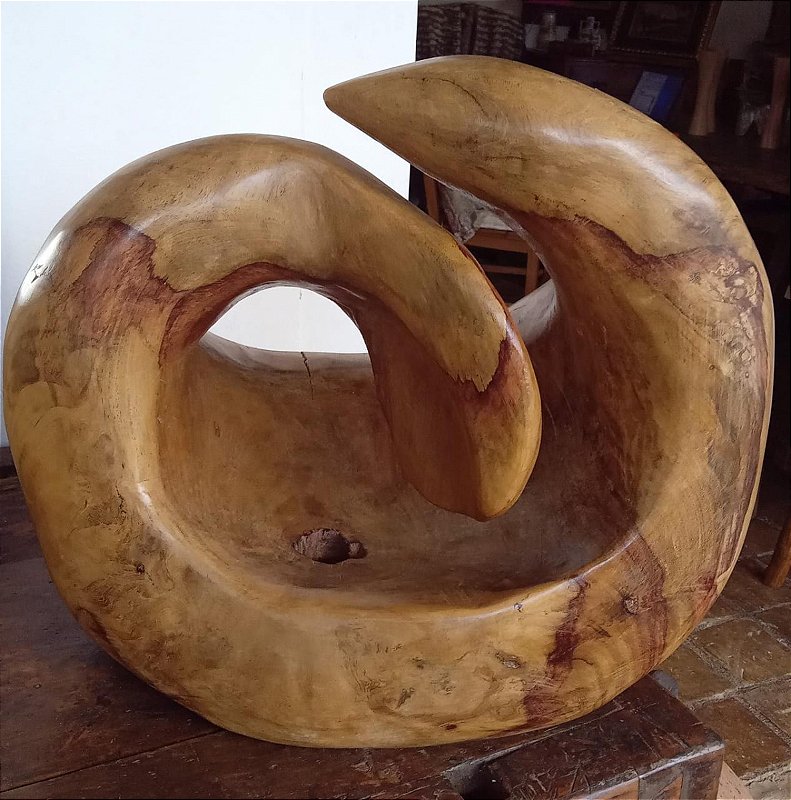 Linda escultura em madeira jacarandá, peça bruta e pesada, desenho orgânico, mede: 37x22x40 altura