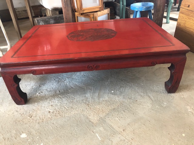 Antiga mesa de centro oriental em laka rouge de fer , com detalhes entalhados no tampo e moldura, com pés recortados e trabalhados, mede 1,05x76x 34 cm de altura