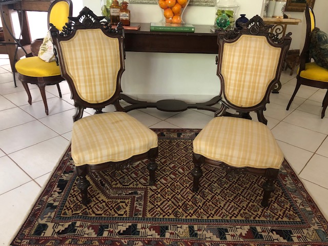 Par de antigas cadeiras baixas Inlgesas, estilo vitorianas, em madeira jacarandá , com tecido xadrez, mede , 1 x 46 x 46